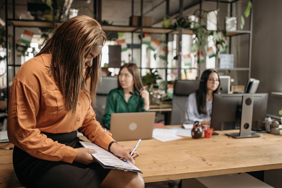 Équipe en réunion de travail